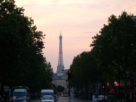  tour Eiffel dans la lumière d'un soir d'été.